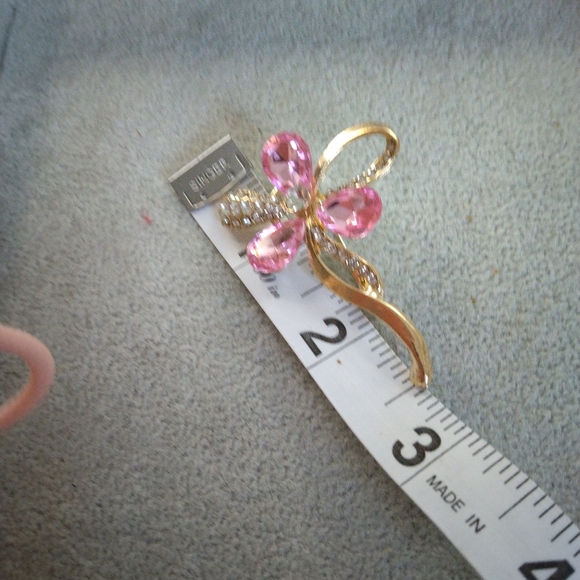 Elegant Pink and Gold Floral Brooch - Picture 2 of 5